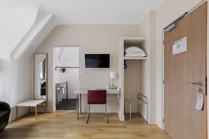 Room 11 of 26