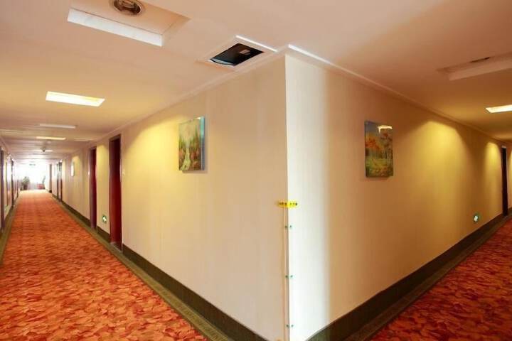 Ballroom/Hall 69 of 72