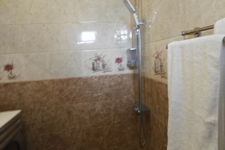 Room 7 of 12