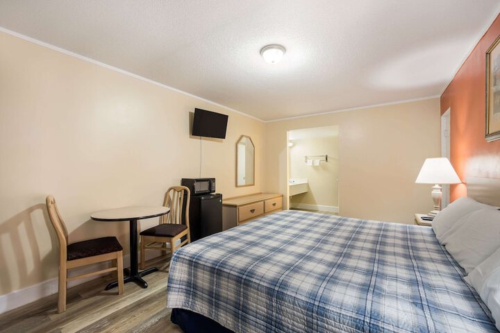 1 King Bed (10 of 11)