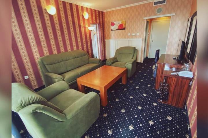 Room 10 of 32
