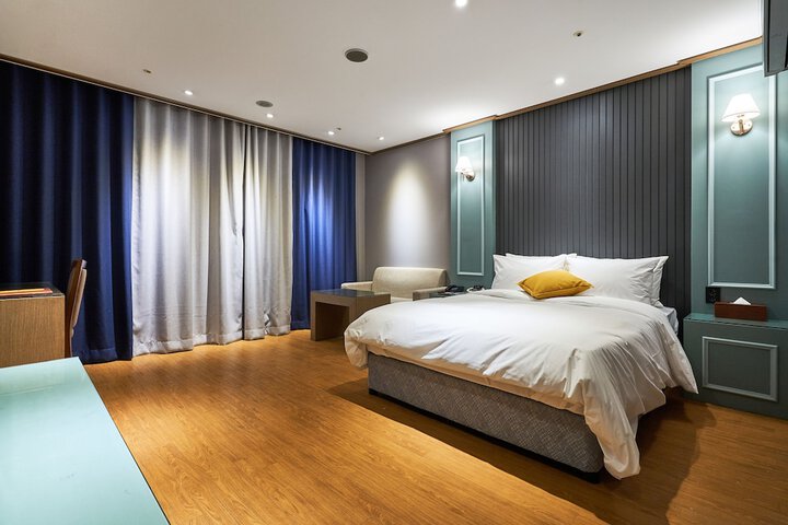 Room 10 of 51