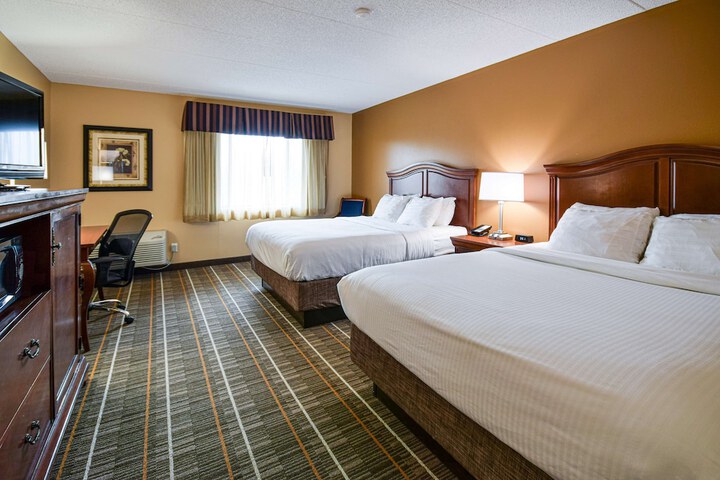 2 Queen Beds (8 of 10)