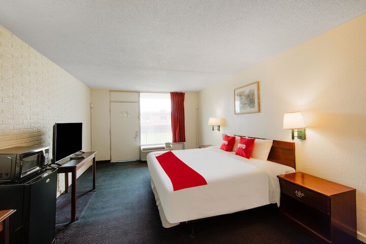 1 King Bed (5 of 9)