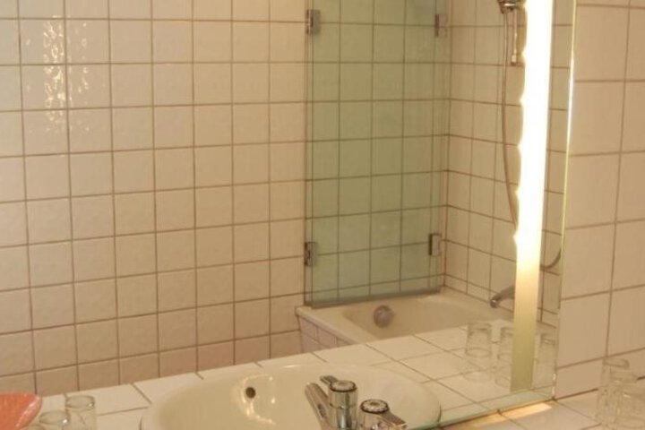 Room 6 of 14