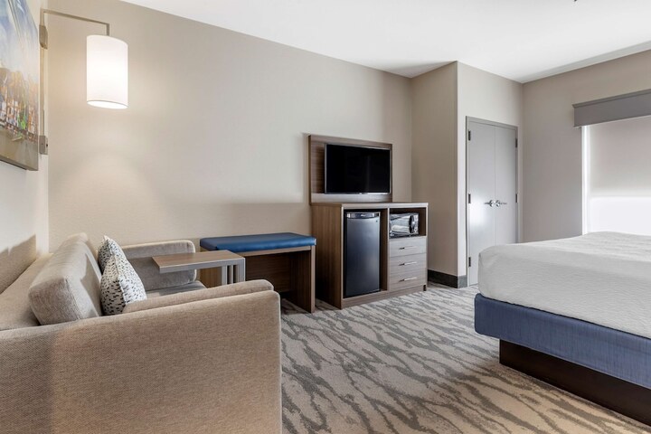 1 King Bed Microwave and Refrigerator WiFi Full Breakfast (5 of 9)