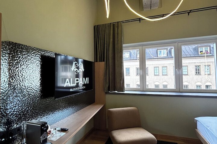 Room 7 of 73