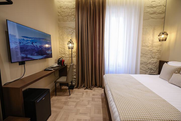 Room 9 of 38