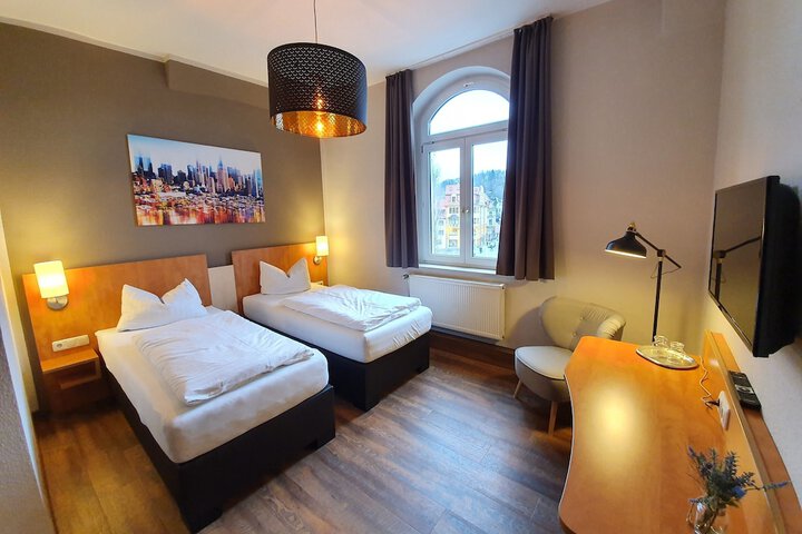 Room 5 of 9