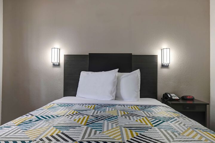 1 Queen Bed (11 of 16)