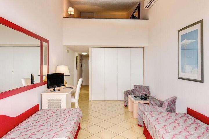 Room 8 of 41