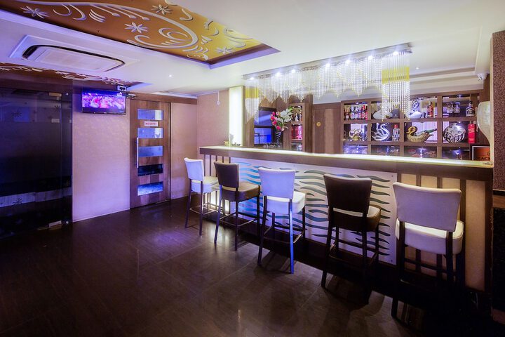 Lounge 36 of 49