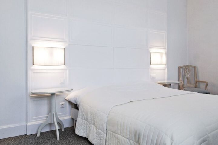 Room 2 of 63