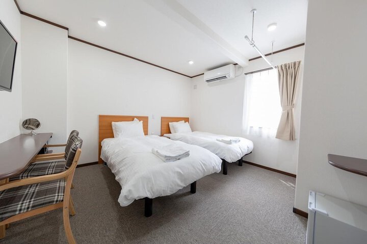 Room 4 of 25
