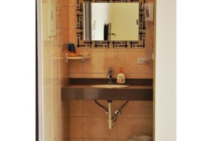 Room 4 of 17