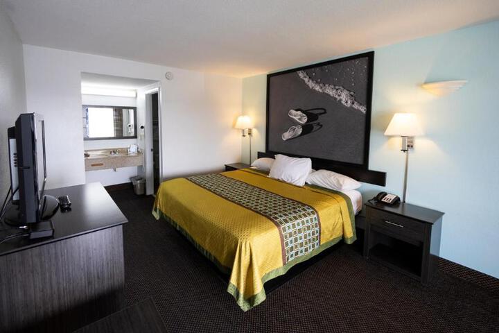 1 King Bed (6 of 9)