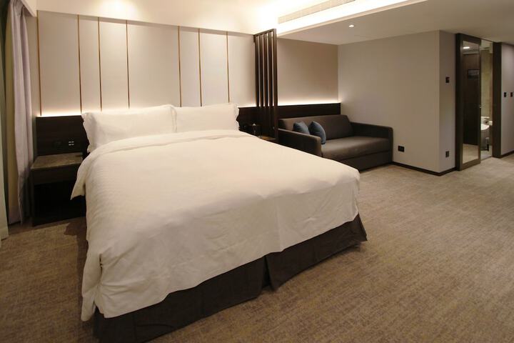 Room 9 of 32