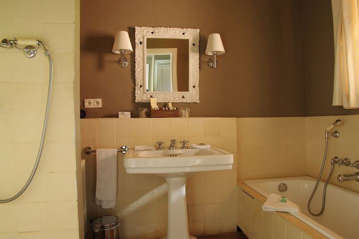 Room 42 of 94
