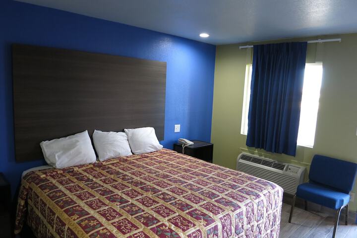1 King Bed (4 of 6)
