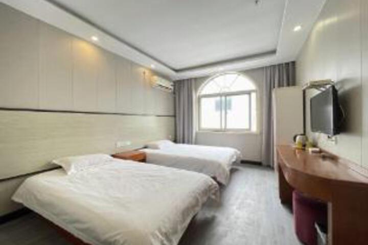 Room 6 of 8