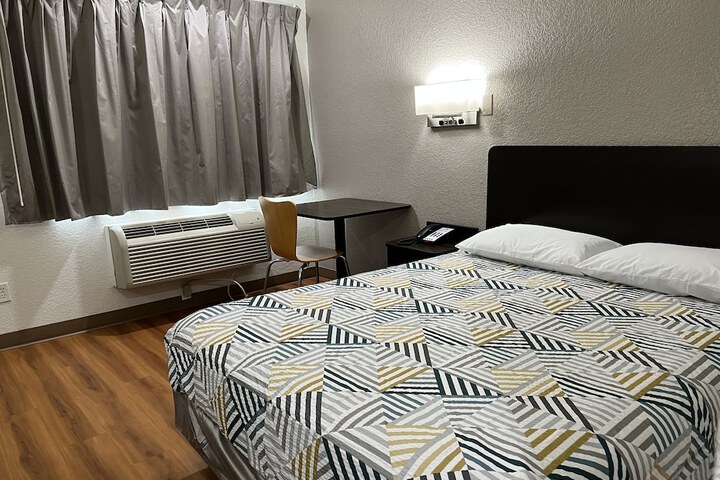 1 Double Bed Accessible (2 of 6)