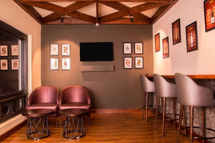 Lounge 14 of 22