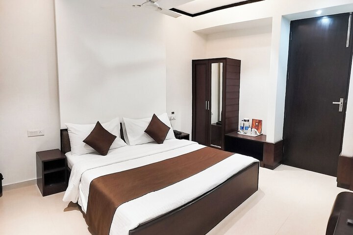 Room 10 of 18