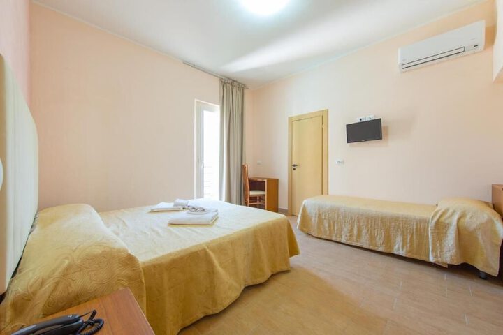 Room 8 of 11