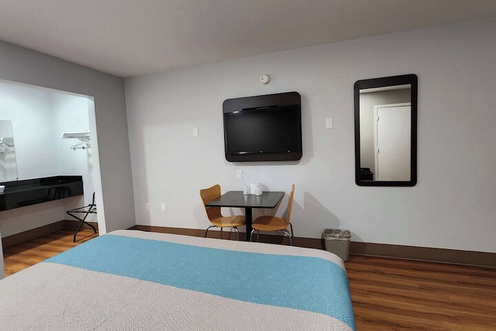 Room 9 of 36