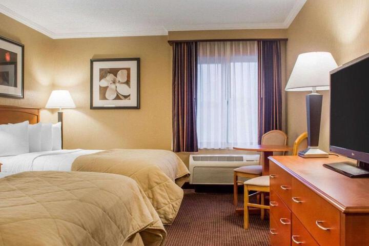 1 Queen Bed (3 of 10)