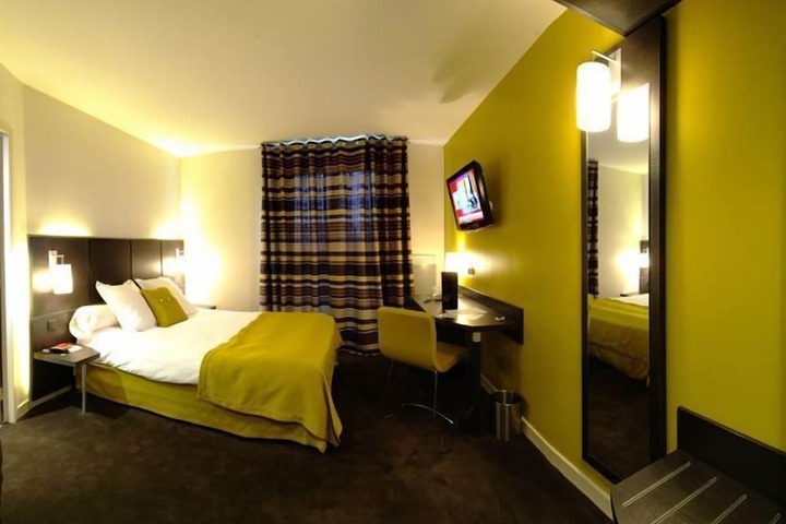 Room 9 of 14