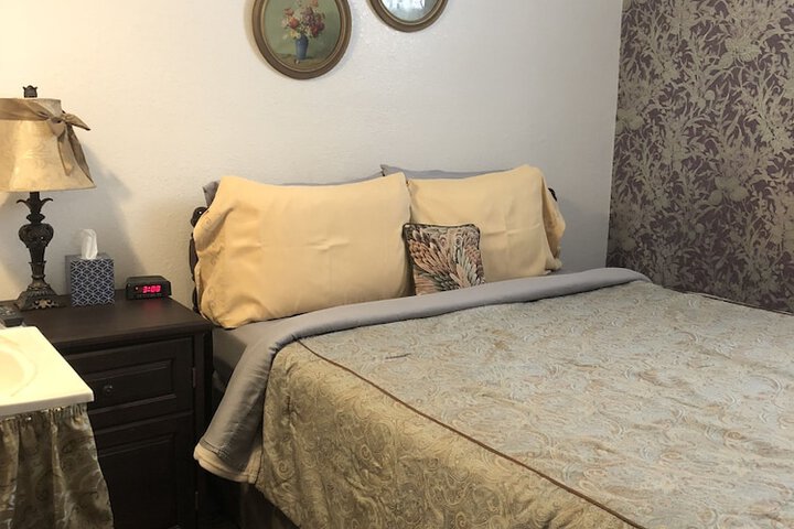 1 Queen Bed (11 of 21)