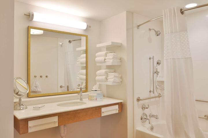 2 Queen Beds Mobility Hearing Accessible Tub (2 of 12)