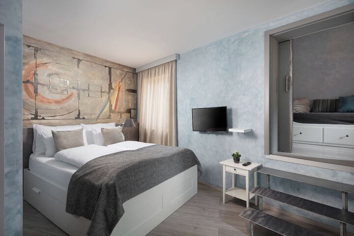 Room 4 of 20