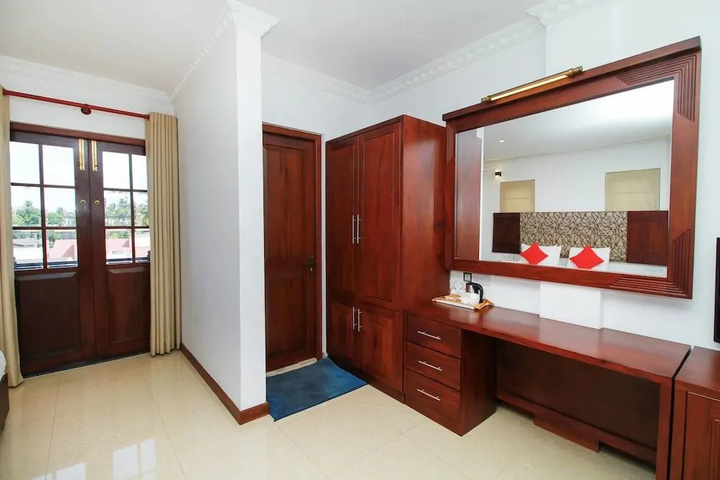 Room 6 of 16