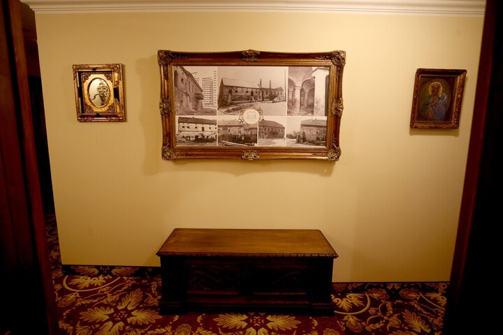 Ballroom/Hall 71 of 90