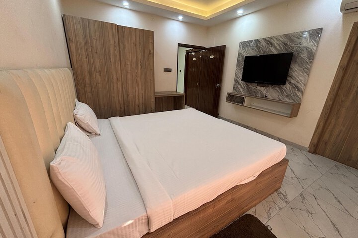 Room 4 of 14