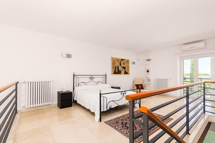 Room 4 of 32
