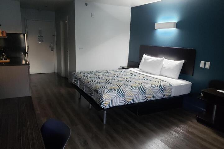 1 Queen Bed Micfridge (6 of 12)