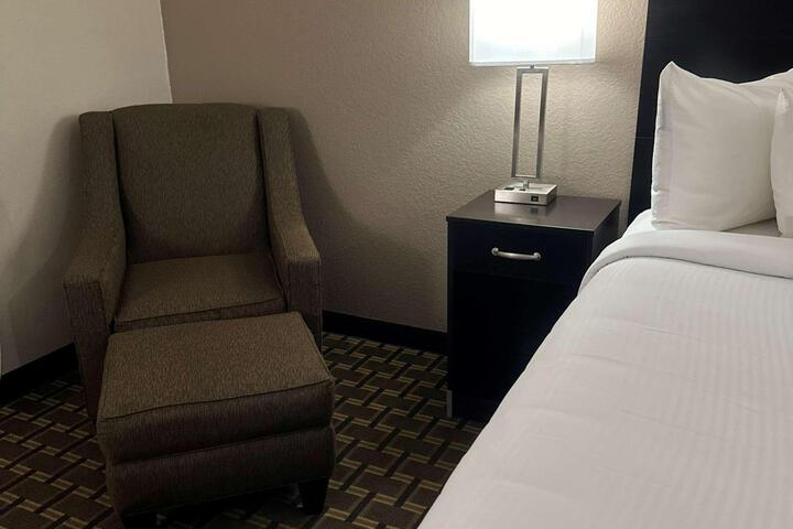 1 King Bed Microwave and Refrigerator WiFi Full Breakfast (19 of 26)