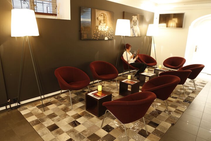 Lobby lounge