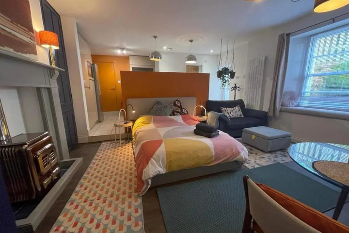 Room 4 of 12
