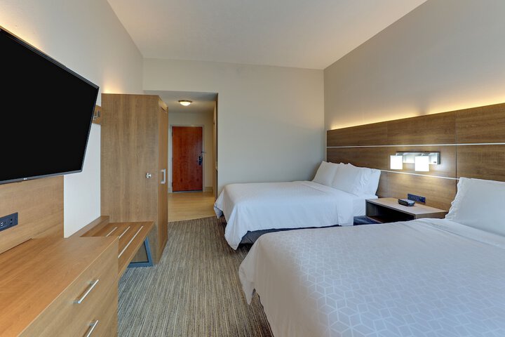 2 Queen Beds (12 of 12)