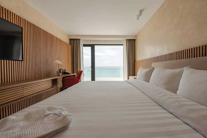 Room 16 of 77