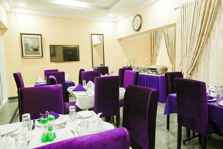 Dining 19 of 24
