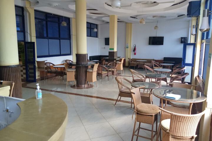 Lounge 16 of 22