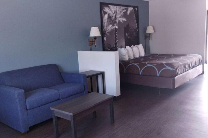 1 Queen Bed Mobility Hearing Impaired Accessible Room Tub with Grab Bars (4 of 24)