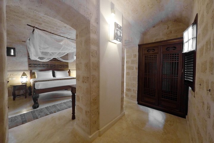 Room 15 of 83