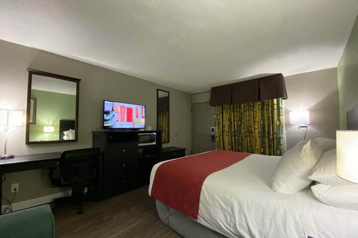 1 King Bed Work Desk Work Space Table and Chairs Microwave and Refrigerator, Coffee and Tea Maker Full Breakfast (13 of 40)