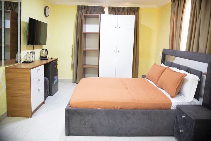 Room 2 of 6